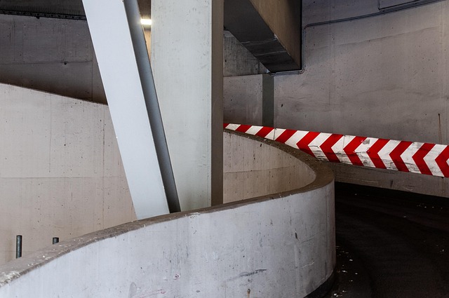 Parking souterrain avant réhabilitation éclairage faible marquage effacé