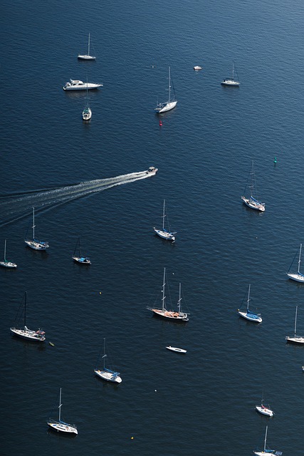 Équipe de professionnels en gestion immobilière discutant autour de plans de bâtiment